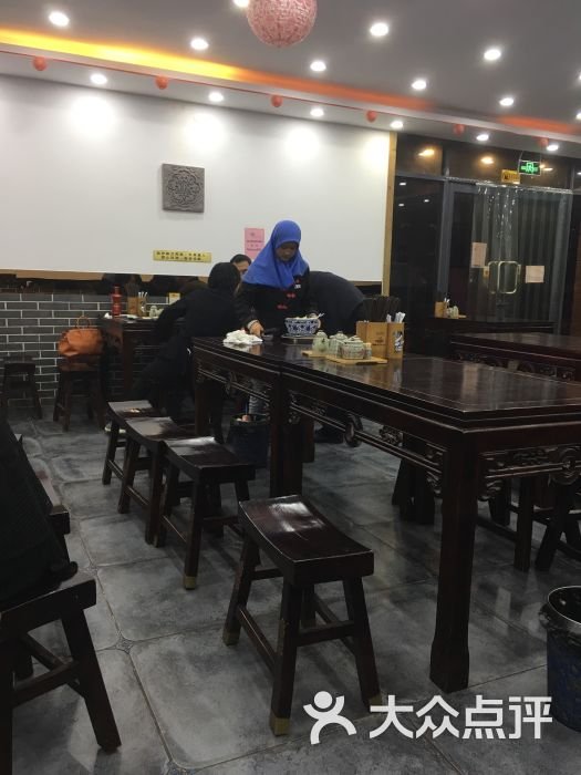 خبز حساء اللحم الحلال لعائلة ما (清真马家牛羊肉泡馍)